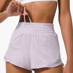 LULULEMON HOTTY HOT HIGH RISE 2.5’ // LAVENDER DEW // SIZE 14 // GENTLY WORN //